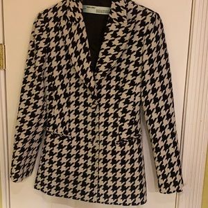 - Off white houndstooth black and white blazer 6 GC no belt.